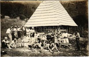 Flóra-rét, Pioana Florilor (Bihar); kirándulók bográcsozás közben a menháznál / hikers making lunch at the rest house. photo (Rb)