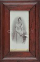 cca 1890-1900 Fiatal hölgy portréja. Keményhátú fotó Carl Pietzner bécsi udvari fényképész műterméből. Üvegezett, kitámasztható, kissé sérült fakeretben. 20x9,5 cm
