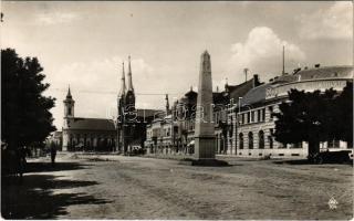 1927 Békéscsaba, Szent István tér, emlékmű, Postahivatal, Pénzváltó bank, autó, útépítése munkák. Haider Vilmos fényképész kiadása