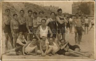 1928 Budapest XIV. Millenáris strand, háttérben a Földtani Intézet palotája, fürdőzők csoportképe. photo (fl)