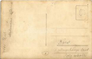 1928 Budapest XIV. Millenáris strand, háttérben a Földtani Intézet palotája, fürdőzők csoportképe. p...