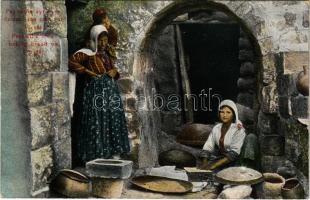 Paysanne syrienne cuisant son pam sur le saj / Syrian peasants wife baking bread on the saj (EB)