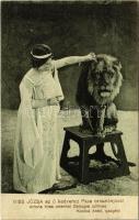 Miss Józsa az ő kedvenc Pasa oroszlánjával. Antona híres amerikai Zoológiai cirkusz. Koczka Antal igazgató / Famous American zoological circus with lion tamer