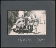 1941 Magyar katonatisztek autóval Újvidéken, kartonra ragasztott fotó, feliratozott, 8,5×13 cm