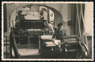 1930 Pécsi könyvnyomda működés közben, Zsabokorszky mérnök eredeti fotója, szép állapotban, 8,5×13 cm