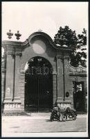 cca 1958 Keszthely, a Halikon-kastély bejárata, Békét a világnak felirattal, előtte motorokkal, szép állapotban, 14×9 cm