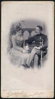 cca 1898 Krumm Rezső besztercebányai katonatiszt feleségével, keményhátú fotó Lechnitzky műterméből, 22×12 cm