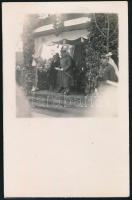 1927 Hajdúszoboszlón, a mai Kálvin téren álló első világháborús emlékmű felavatási ünnepsége, Horthy Miklós kormányzó beszédet mond, Petrányi Pál fotó, hátoldalon feliratozva, szép állapotban, 14×9 cm