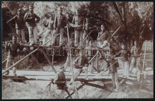 1906 Magyar katonák hídépítési gyakorlata még a boldog békeidőkben, képeslapként elküldött fotó, szép állapotban, 9×13 cm