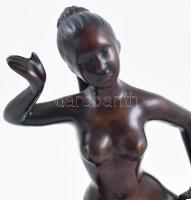 Keleti táncos akt, halcsont őrlemény.M: 27 cm