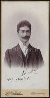 1900 Esterházy Sándor (1863-1907) jogtanár a kassai (Felvidék) Jogakadémia igazgatója, keményhátú fotó Kató József kolozsvári műterméből, elől aláírva, hátoldalon feliratozva, szép állapotban, 16×8 cm