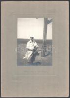 cca 1930 Dr. Benedek a Hortobágyon, kartonra ragasztott fotó, egy folttal, 17×12,5 cm