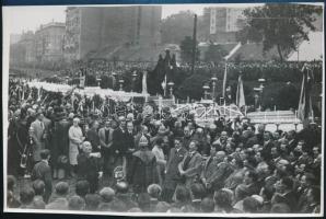 1931 Budapest, Vérmező, a Matuska-féle merénylet áldozatainak ravatala, Szendrő István hátoldalon pecséttel jelzett fotója, 12x18 cm