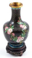 Kínai rekeszzománc (cloisonne) váza, faragott fa talppal, apró kopásokkal, m: 18 cm