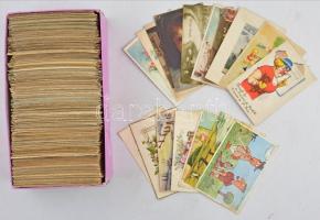 Kb. 740 db főleg RÉGI motívum képeslap dobozban: sok művész és üdvözlő / Cca. 740 pre-1950 motive postcards in a box: many art and greeting