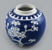 Kuangxi kék-fehér mintás kínai porcelán váza, kézzel festett, kis kopásnyomokkal, m: 10 cm