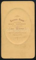 cca 1870 Fiatal férfi portréja, Lojanek János nagyváradi műterméből, keményhátú fotó, 9x5,5 cm