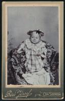 cca 1900 Kisgyermek portréja, keményhátú fotó, Bíró József csíkszeredai műterméből, díszes hátoldalú keményhátú fotó, 9x5,5 cm
