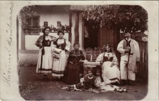 1909 Buttyin, Körösbökény, Bucin, Buteni; ház kis udvara, népviselet / garden of a house, folklore. photo (Rb)