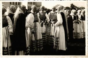 1941 Beszterce, Bistritz, Bistrita; bevonulás, honleányok / entry of the Hungarian troops, compatriot women. photo