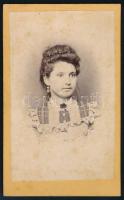 cca 1890 Fiatal nő, keményhátú fotó, Vásárkövi Albert munkácsi műterméből, díszes hátoldallal, 9x5,5 cm