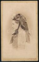 cca 1870 Hölgy portréja virágos fejdísszel, keményhátú fotó, Carl Herberth Wien (Bécs) műterméből, 10x6 cm
