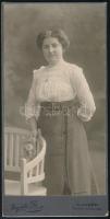 cca 1910 Fiatal hölgy portréja, keményhátú fotó, Vajda Dezső Wien újvidéki műterméből, hátoldalán a műterem képével, 15x8 cm