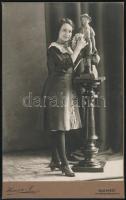 cca 1910 Fiatal lány szoborral, keményhátú fotó, Hauser J. budapesti műterméből, 15x10 cm