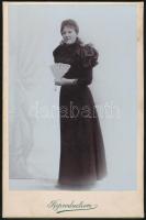 cca 1900 Elegáns hölgy legyezővel, keményhátú fotó, díszes hátoldallal, 14x10 cm