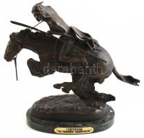 Frederic Remington (1861-1909): Amerikai indián lovon. Öntött, patinázott bronz, márvány talapzaton, jelzett, korának megfelelő állapotban, m: 30 cm