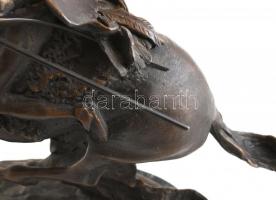 Frederic Remington (1861-1909): Amerikai indián lovon. Öntött, patinázott bronz, márvány talapzaton,...