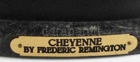 Frederic Remington (1861-1909): Amerikai indián lovon. Öntött, patinázott bronz, márvány talapzaton,...
