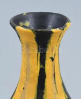 Gorka Lívia mázas sárga fekete váza kézzel festett jelzett, kopásnyomokkal m:21cm