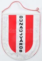 A Dunaferr Sportegyesület zászlóalja kézilabda-játékosok aláírásával