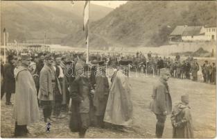 1918 Osztrák-magyar katonák nézik a török lóversenyben résztvevők elindulását / WWI Austro-Hungarian K.u.K. military, soldiers at a horse race. photo