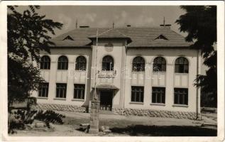 1943 Gelence, Ghelinta; M. kir. állami elemi iskola, Országzászló. Lénárd fényképész kiadása / elementary school, Hungarian flag (EK)