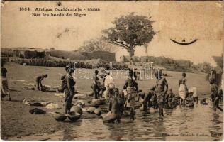 1909 Sur les bords du Niger. Afrique occidentale (Soudan) / Sudanese folklore, washing and bathing in the Niger (ragasztónyom / glue marks)
