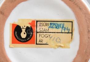 Hóemberes kerámia váza, kézzel festett, jelzés nélkül, kopásnyomokkal, m: 19 cm