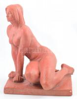 Kárpáti Anna 1977: Női akt, terrakotta, jelzett, kopásnyomokkal, m: 29 cm
