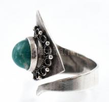 Ezüst (Ag) gyűrű zöld kővel, állítható méretű, jelzett, bruttó: 6,1g