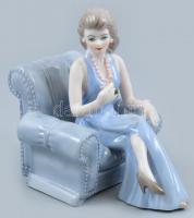 Apulum jelzett fotelben ülő nő, porcelán, kopásnyomokkal, m: 16 cm