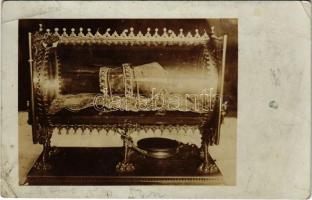 1913 Budapest I. Szent Jobb ezüstből és csiszolt üvegből készített neogótikus ereklyetartóban, amelyet Lippert József prímási főépítész tervei alapján 1862-ben Bécsben készítettek. photo (EB)