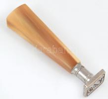 D.P.K. vésett pecsétnyomó, fém és szaru, kopásnyomokkal, m: 8 cm