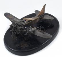 Fém repülő modell, fatalapzaton, kopott, m: 10 cm, d: 19x19cm