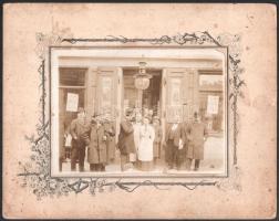 cca 1900 Társaság kocsma bejárata előtt, kartonra kasírozott fotó, kissé sérült, a karton foltos, 17,5x12,5 cm
