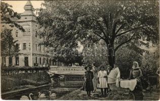 Szombathely, Deák park, Széll Kálmán vendéglő, babakocsi (EK)