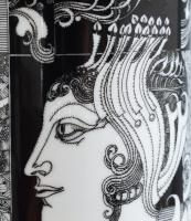 Hollóházi Szász Endre által tervezett mintával díszített váza. Matricás, jelzett, nagyobb kopásnyomo...