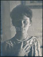 cca 1970 Fiatal hölgy portréja, hátoldalán Házipályázaton Kiállítva pecséttel jelezve, 24x18 cm