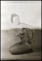 cca 1975 A mester és az akt modellje, 4,5 vintage NEGATÍV, 3,5×3,5 cm