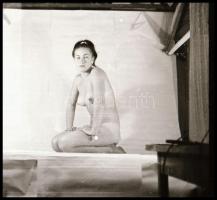 cca 1975 A mester és az akt modellje, 4,5 vintage NEGATÍV, 3,5×3,5 cm